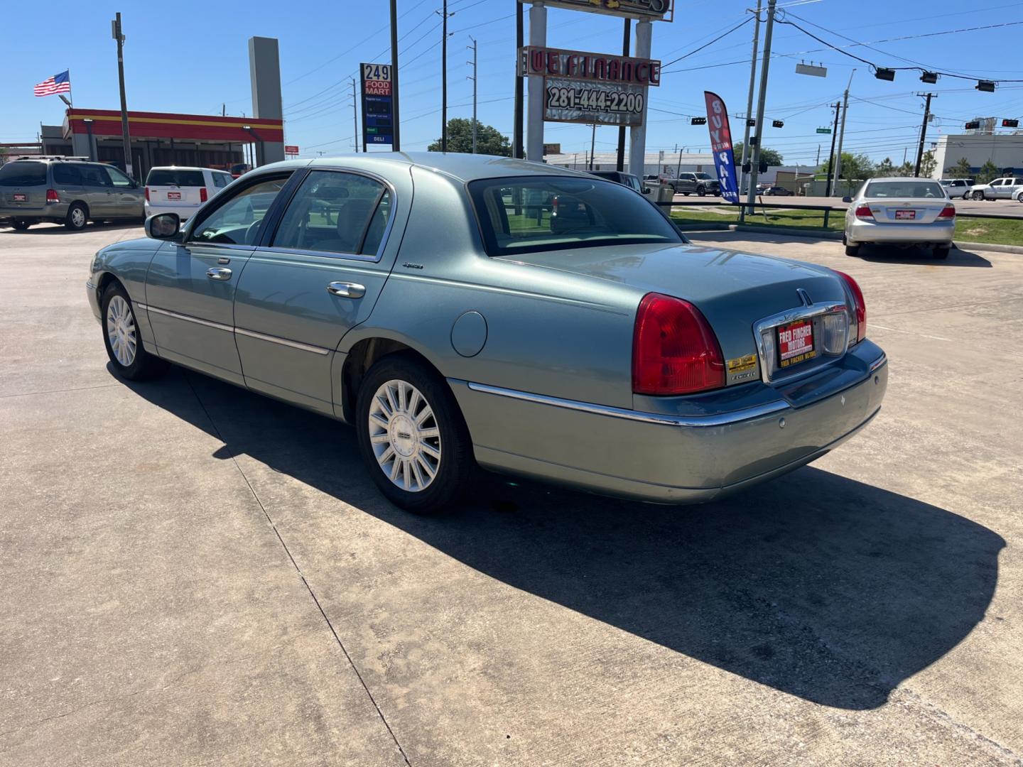 2004 green /TAN Lincoln Town Car Signature (1LNHM81W84Y) with an 4.6L V8 SOHC 16V engine, 4-Speed Automatic Overdrive transmission, located at 14700 Tomball Parkway 249, Houston, TX, 77086, (281) 444-2200, 29.928619, -95.504074 - Photo#4